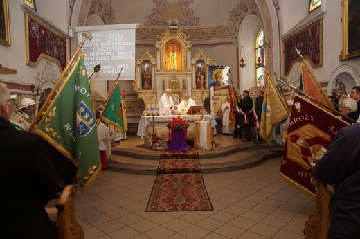 Bujaków. Wprowadzenie relikwii patrona pszczelarzy