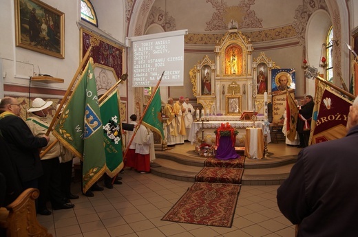 Bujaków. Wprowadzenie relikwii patrona pszczelarzy