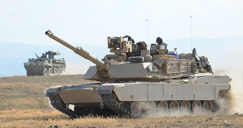 MON: Zgoda na sprzedaż używanych Abramsów pozwoli negocjować stopniowe zakupy amunicji