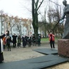 Do tej pory pomnik znajdował się na Skwerze abp. Józefa Życińskiego.