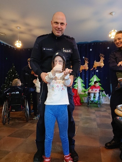Policjanci z powiatu ząbkowickiego zorganizowali zbiórkę darów dla dzieci