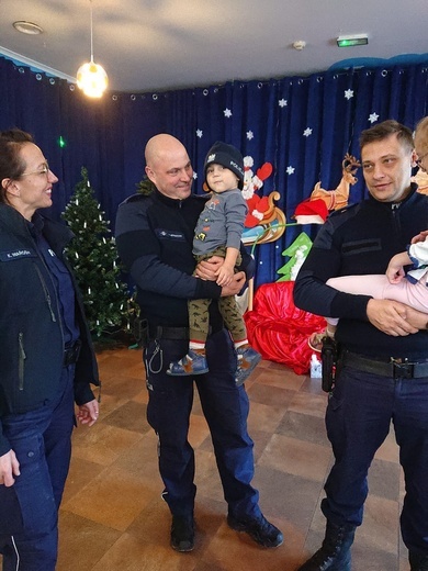 Policjanci z powiatu ząbkowickiego zorganizowali zbiórkę darów dla dzieci