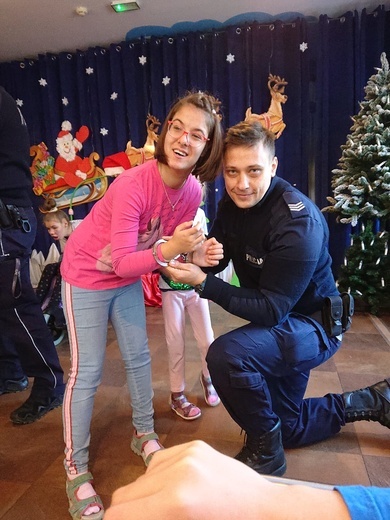 Policjanci z powiatu ząbkowickiego zorganizowali zbiórkę darów dla dzieci