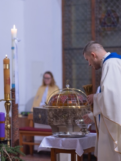 Poświęcenie medalików w kilku parafiach diecezji