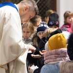 Poświęcenie medalików w kilku parafiach diecezji