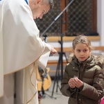 Poświęcenie medalików w kilku parafiach diecezji