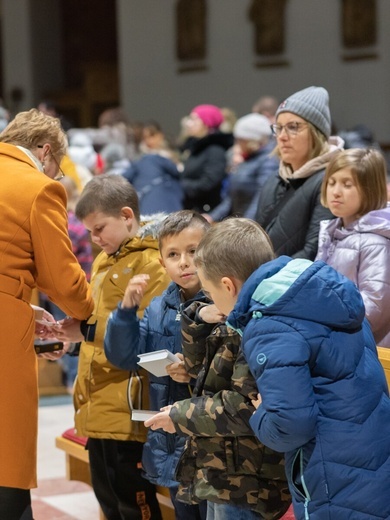 Poświęcenie medalików w kilku parafiach diecezji