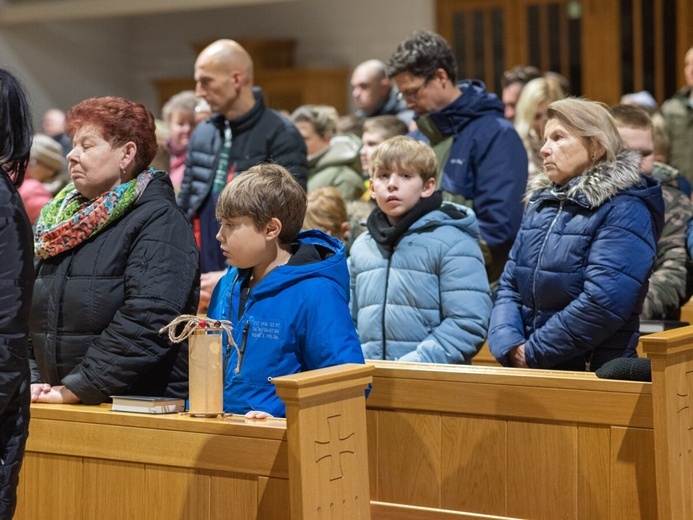 Poświęcenie medalików w kilku parafiach diecezji