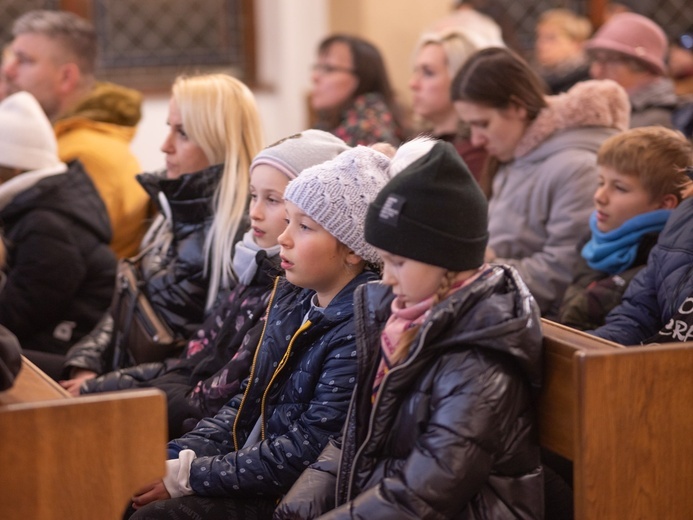 Poświęcenie medalików w kilku parafiach diecezji