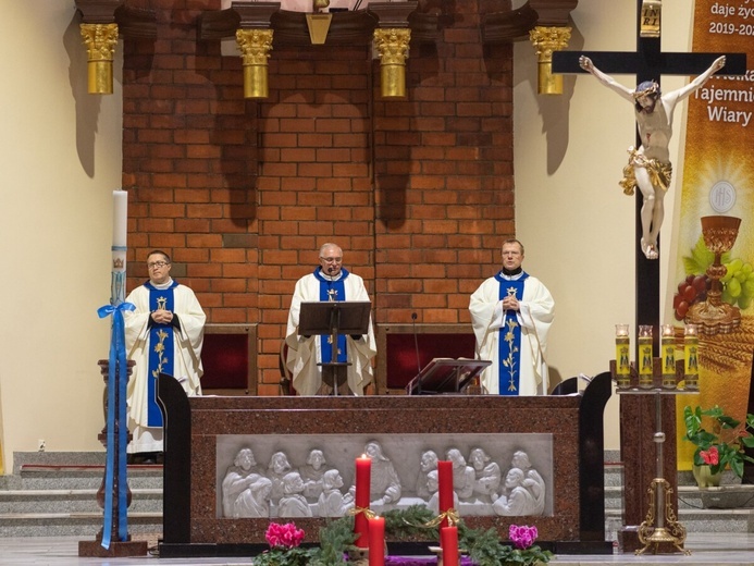 Poświęcenie medalików w kilku parafiach diecezji