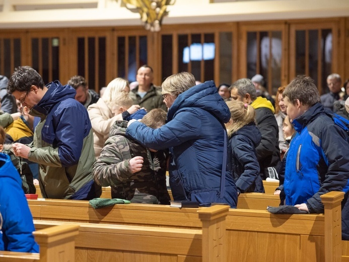 Poświęcenie medalików w kilku parafiach diecezji