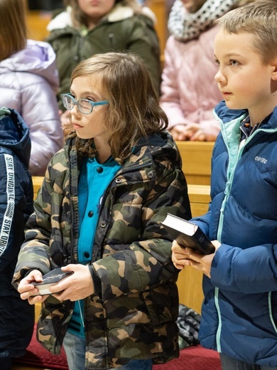 Poświęcenie medalików w kilku parafiach diecezji