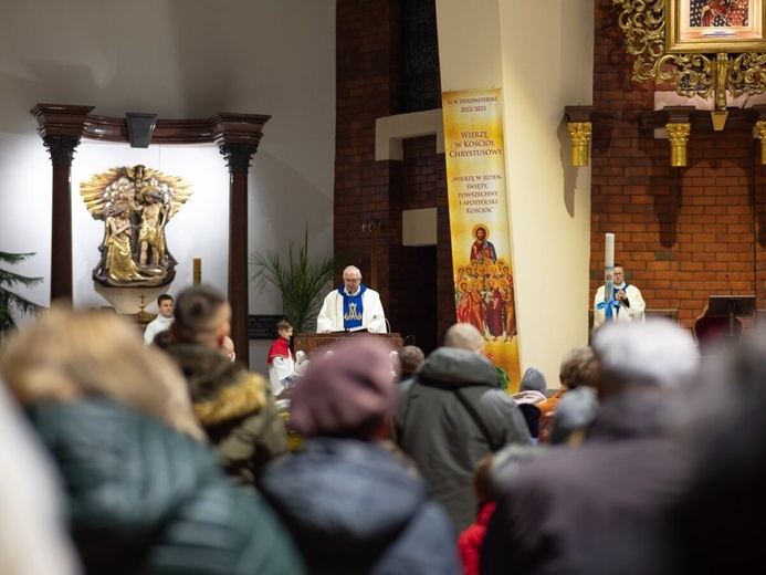 Poświęcenie medalików w kilku parafiach diecezji