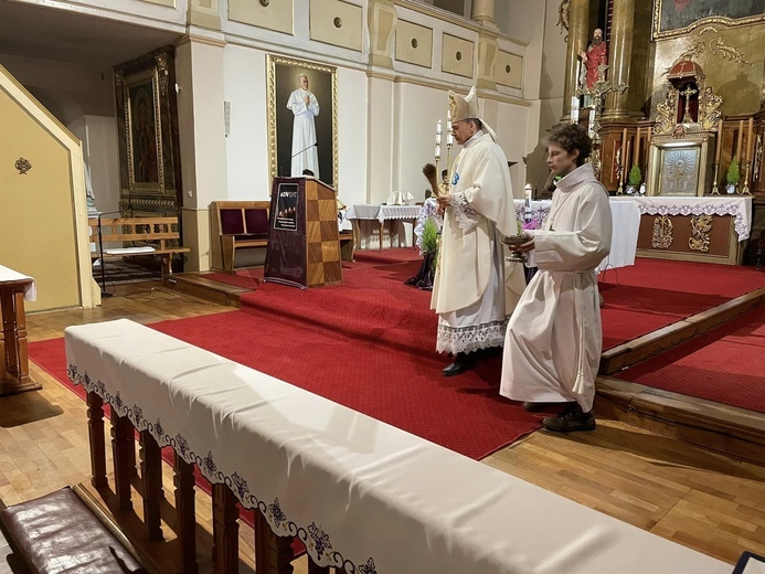 Poświęcenie medalików w kilku parafiach diecezji