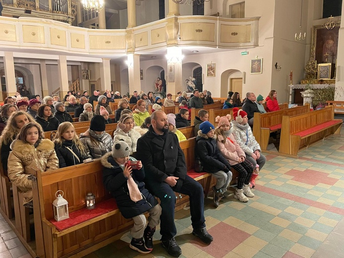 Poświęcenie medalików w kilku parafiach diecezji