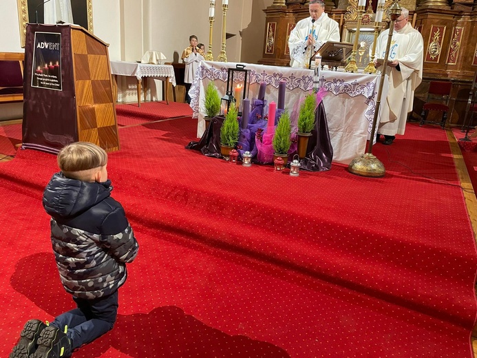 Poświęcenie medalików w kilku parafiach diecezji