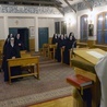 Rocznicowa Eucharystia w kaplicy za klasztorną kratą.