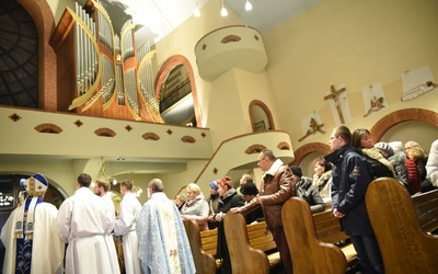 W obrzędzie poświęcenie biskup prowadził dialog z organami.