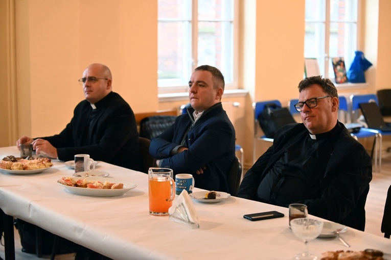 Organiści z diecezji świdnickiej usiedli wspólnie za stołem
