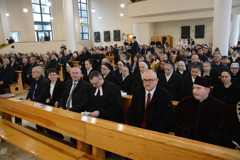 Ostatnie przygotowania do celebracji święceń biskupich