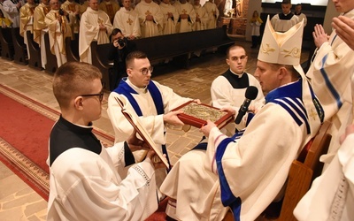 Święceń diakonatu kl. Wojciechowi Michalskiemu udzielił bp Piotr Przyborek.