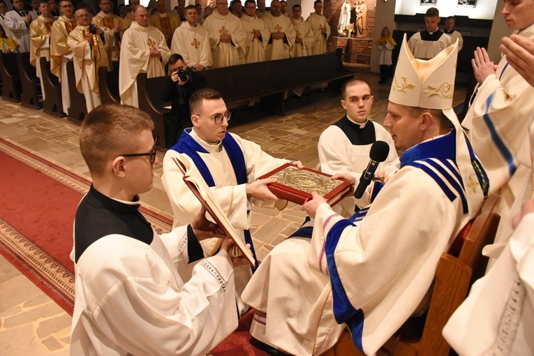 Święceń diakonatu kl. Wojciechowi Michalskiemu udzielił bp Piotr Przyborek.