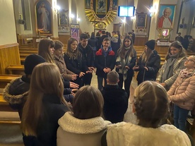 Modlitwa młodych nad kapłanami