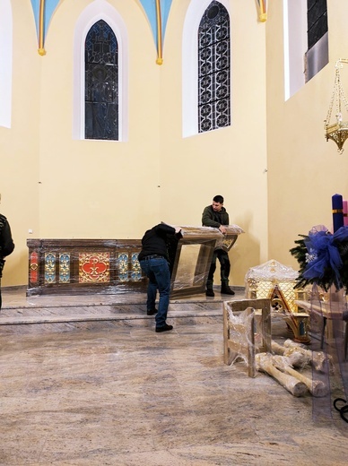 Przebieg prac odbudowy ołtarza w kościele św. Barbary