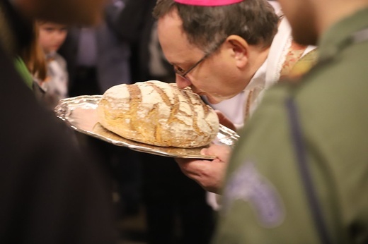 Msza św. z przekazaniem Betlejemskiego Światła Pokoju na Wawelu