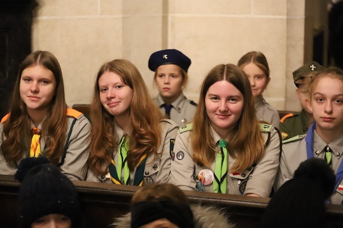 Msza św. z przekazaniem Betlejemskiego Światła Pokoju na Wawelu