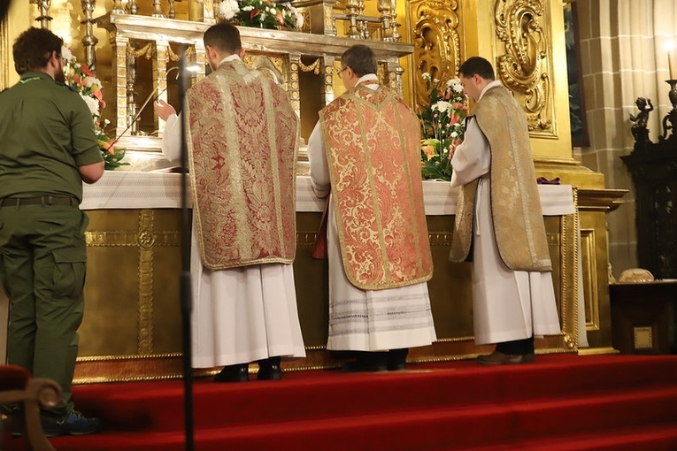 Msza św. z przekazaniem Betlejemskiego Światła Pokoju na Wawelu