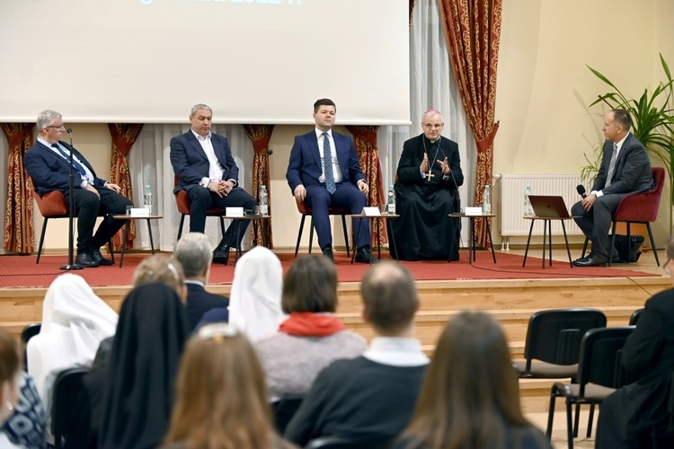 Świdnica. Konferencja "Fake newsem w katolika"