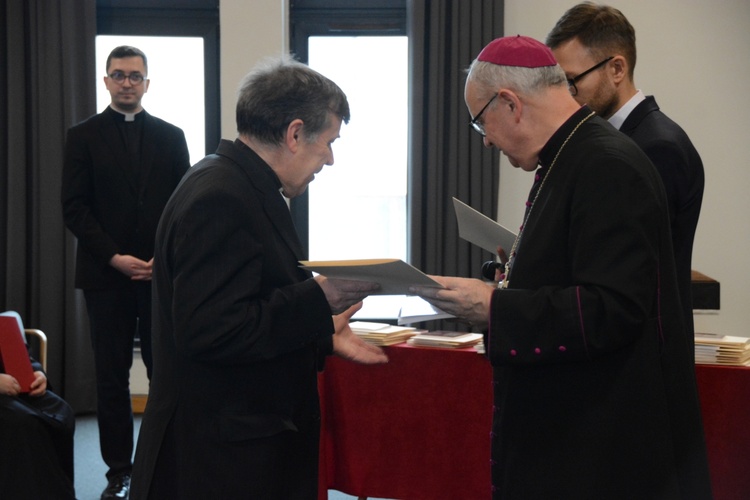 Biskup opolski przyznał 100 kapłanom tytuły honorowe