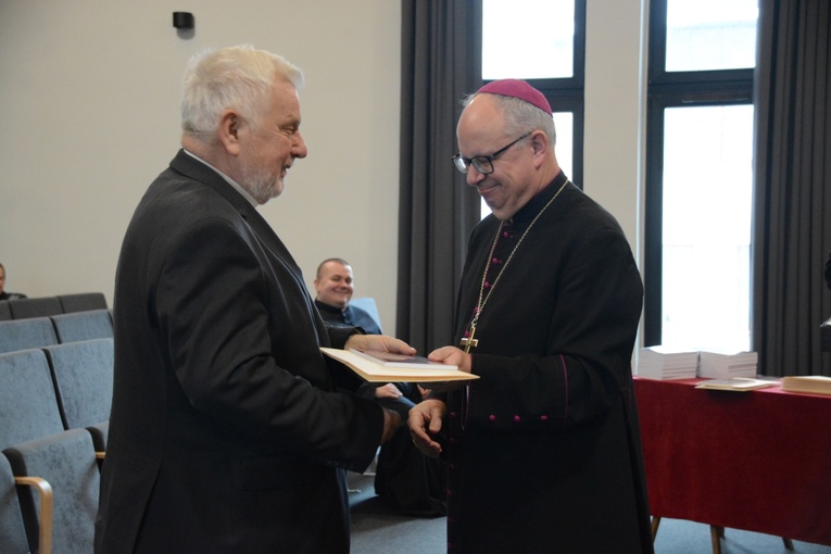 Biskup opolski przyznał 100 kapłanom tytuły honorowe