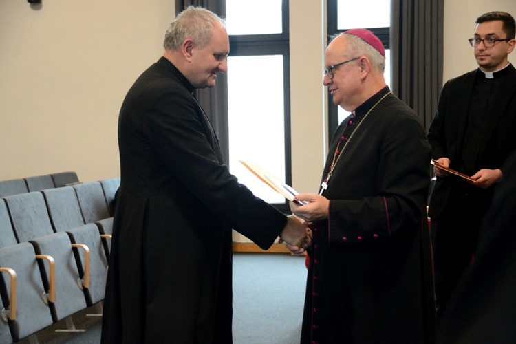 Biskup opolski przyznał 100 kapłanom tytuły honorowe