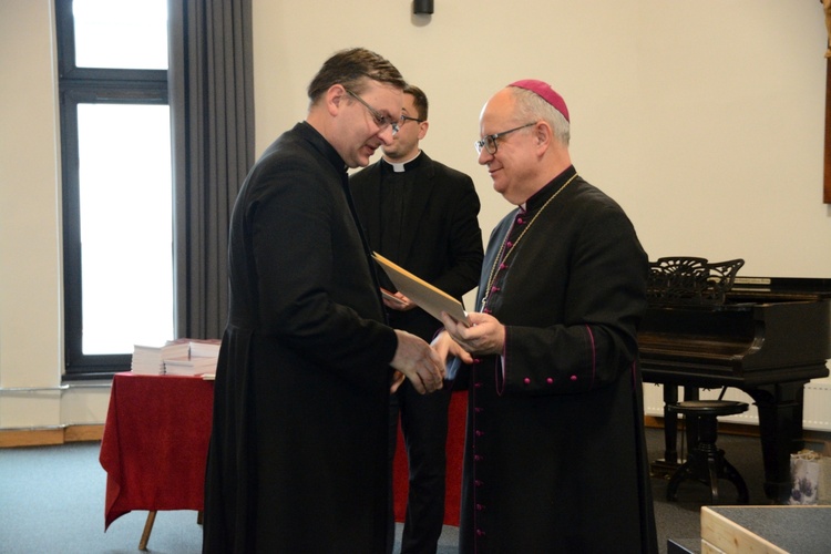 Biskup opolski przyznał 100 kapłanom tytuły honorowe