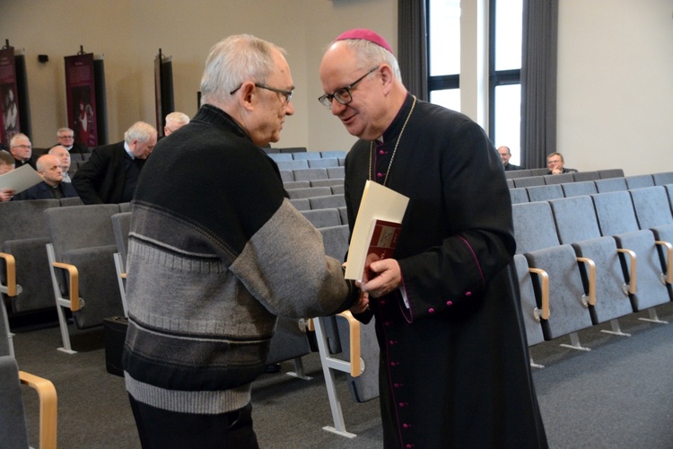 Biskup opolski przyznał 100 kapłanom tytuły honorowe