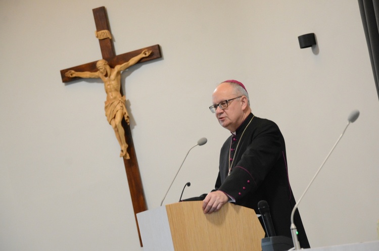 Biskup opolski przyznał 100 kapłanom tytuły honorowe