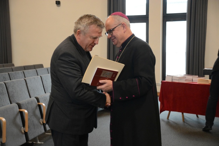 Biskup opolski przyznał 100 kapłanom tytuły honorowe