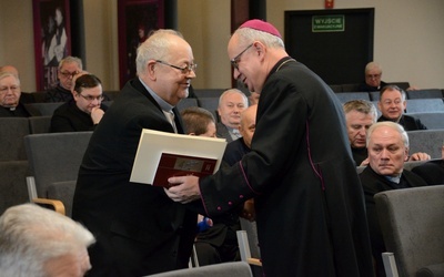 Biskup opolski przyznał 100 kapłanom tytuły honorowe