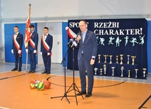 Wiceminister Rafał Weber przywiózł w prezencie piłki.