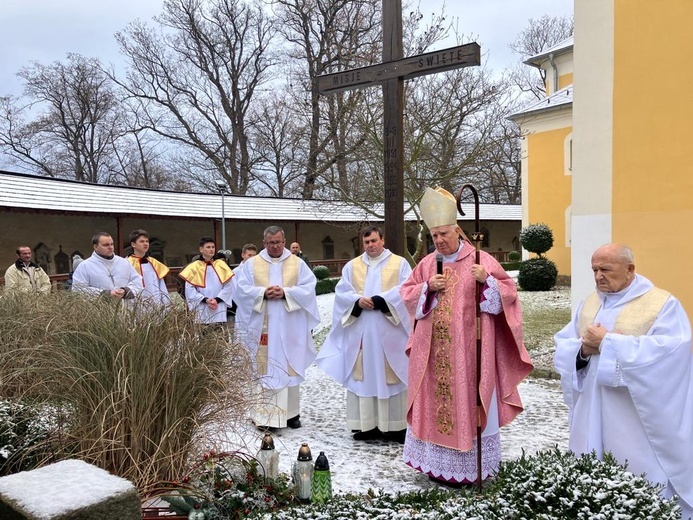 Koncelebransi przy grobie zmarłego kapłana.