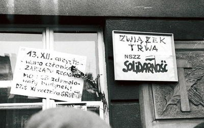 Na jednym z okien kamienicy przy ulicy Królewskiej w grudniu 1981 roku umieszczono informację o aresztowaniu działaczy Solidarności.