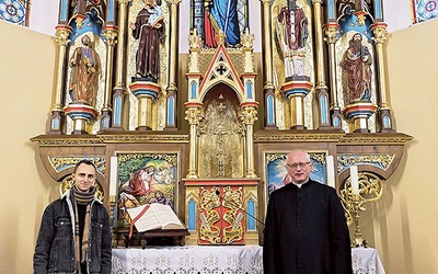 Proboszcz ks. Władysław Terpiłowski z Adrianem Ziątkiem przy nowym ołtarzu.