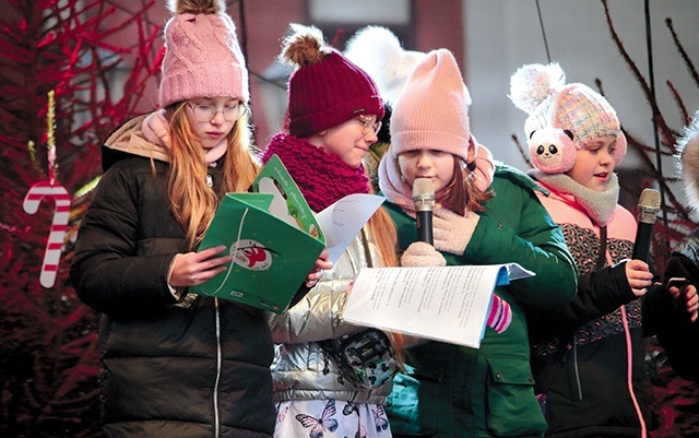 	Schola z parafii św. Mikołaja zaśpiewała wspólnie z Łukaszem Gensekiem, od kilku lat prowadzącym grupę.