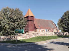 	Kwietniewski kościół stoi przy drodze z Pasłęka do Starego Dzierzgonia.