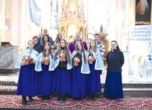 Wyróżnione dziewczyny z s. Agatą, ks. proboszczem Józefem Golonką i rodzicami.