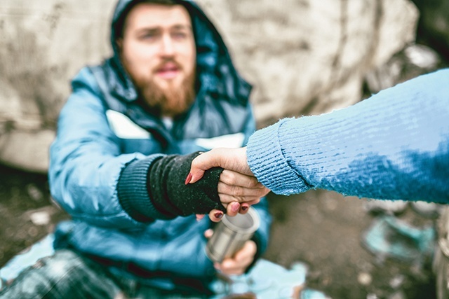 	Pani Ula odwiedza chropaczowskie pustostany, w których schronienia szukają bezdomni.