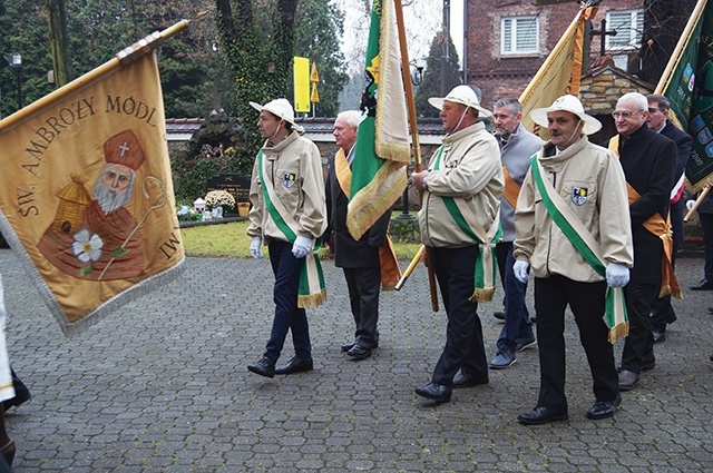 	Procesja do kościoła.