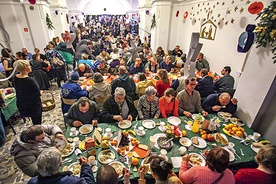 Tradycja bożonarodzeniowego obiadu narodziła się 40 lat temu w Rzymie i obecna jest na całym świecie.